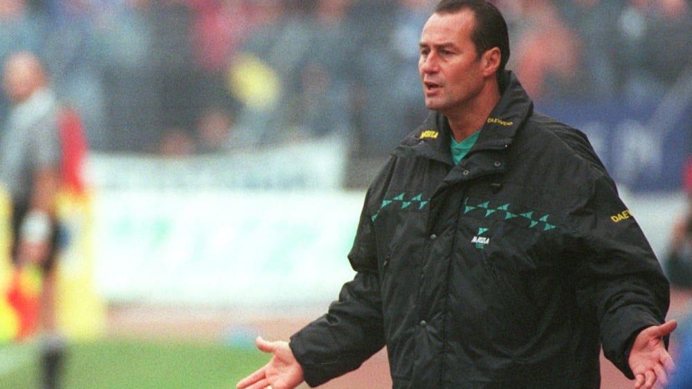 Ein Bild aus längst vergangenen Zeiten: Huub Stevens im September 1996 als Trainer von Roda Kerkrade. Wenige Wochen später holte Schalke 04 den damaligen "Nobody" in den Pott.