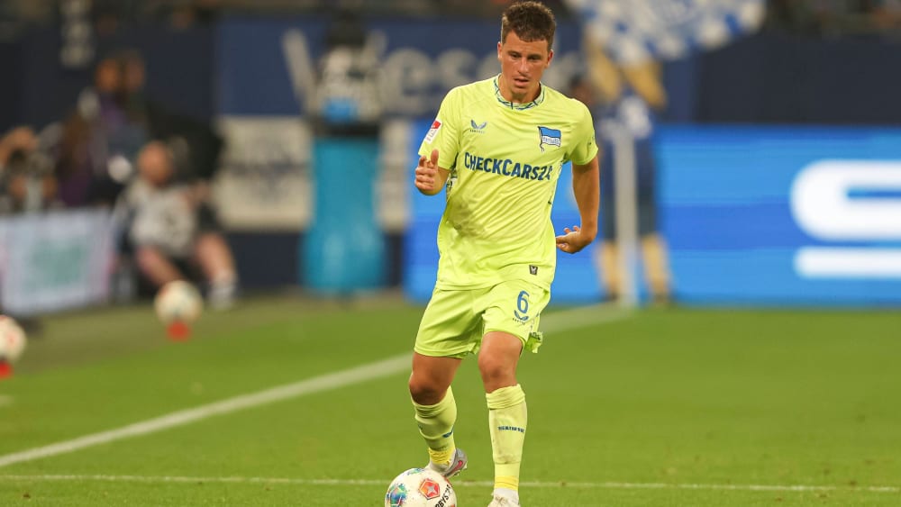  Herthas Mittelfeldspieler Diego Demme klagt über Schwindelgefühle.