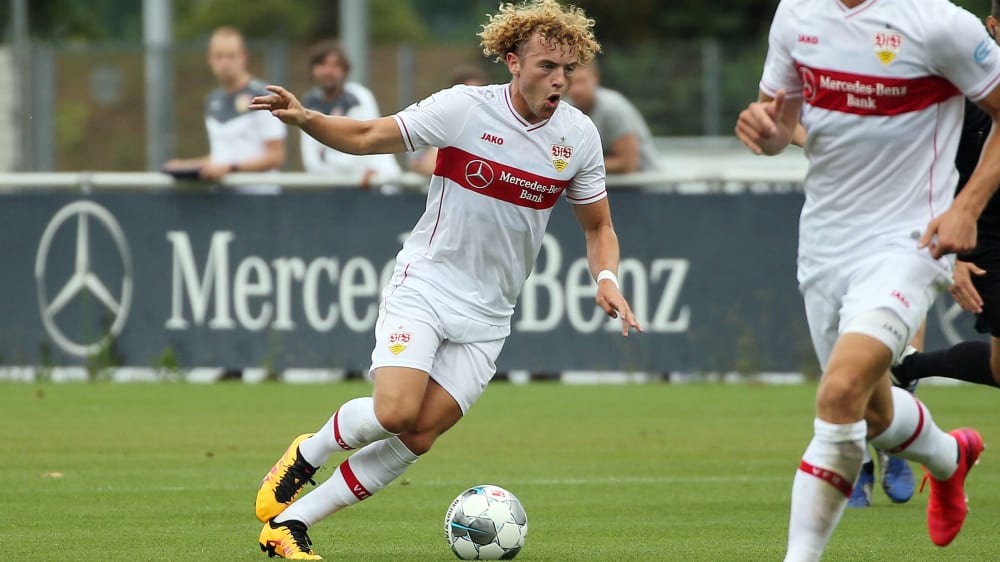 Benedict Hollerbach 2019 im Trikot des VfB Stuttgart.