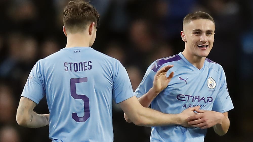 Gemeinschaftstor der ManCity-Innenverteidiger: John Stones (l.) gratuliert Taylor Harwood-Bellis.