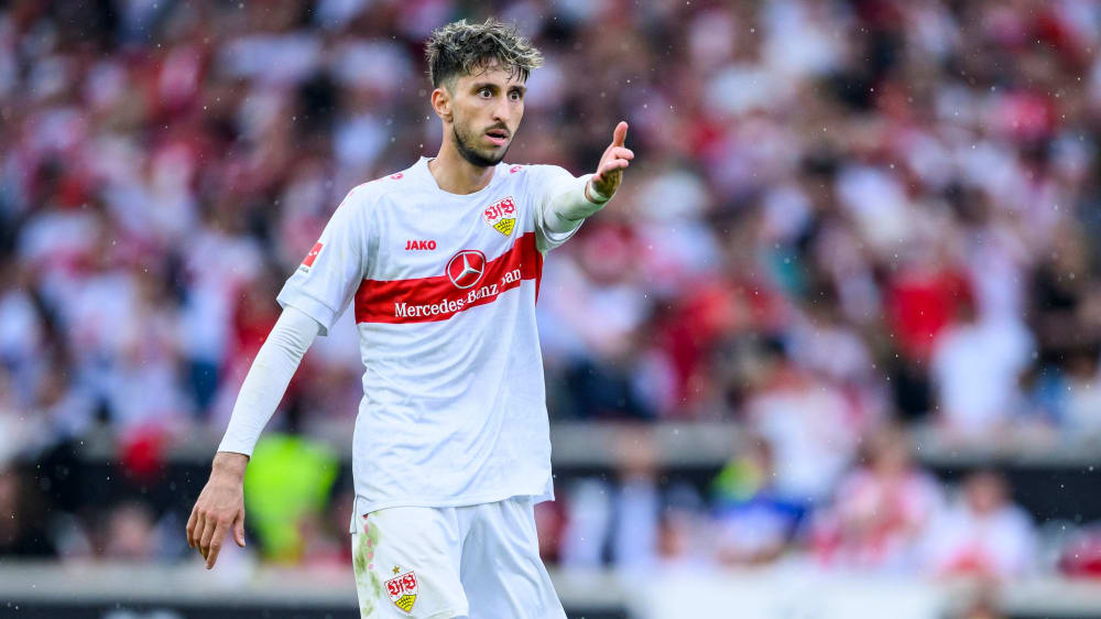 Atakan Karazor (VfB Stuttgart) gestikuliert mit der linken Hand und reißt dabei die Augen weit auf