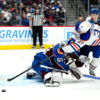 Die Oilers - hier Warren Foegele (re.) - verloren zum Abschluss der NHL-Hauptrunde bei der Colorado Avalanche.