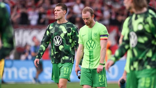 Teamkollegen: Wolfsburgs Kevin Behrens (links) und VfL-Kapitän Maximilian Arnold, der die Kapitänsbinde in Regenbogenfarben trägt.