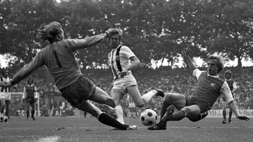 Gladbachs Schlussmann Kleff (li.) im Fokus: Eine von vielen heißen Szenen aus dem DFB-Pokalfinale 1973.