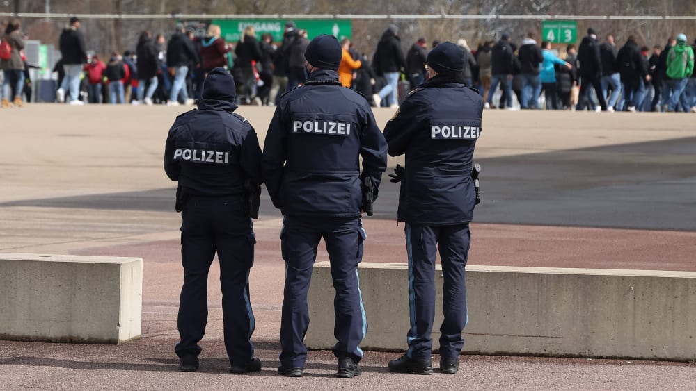 Polizeikräfte am Rande eines Bundesligaspiels in Augsburg im April 2022. (Die abgebildeten Beamten haben mit dem Vorfall im Text keinen Bezug.)