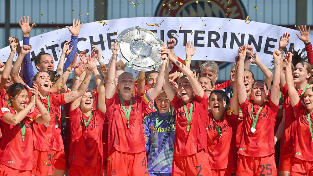 Die Meisterinnen des FC Bayern reisen zum Saisonabschluss nach Portugal.