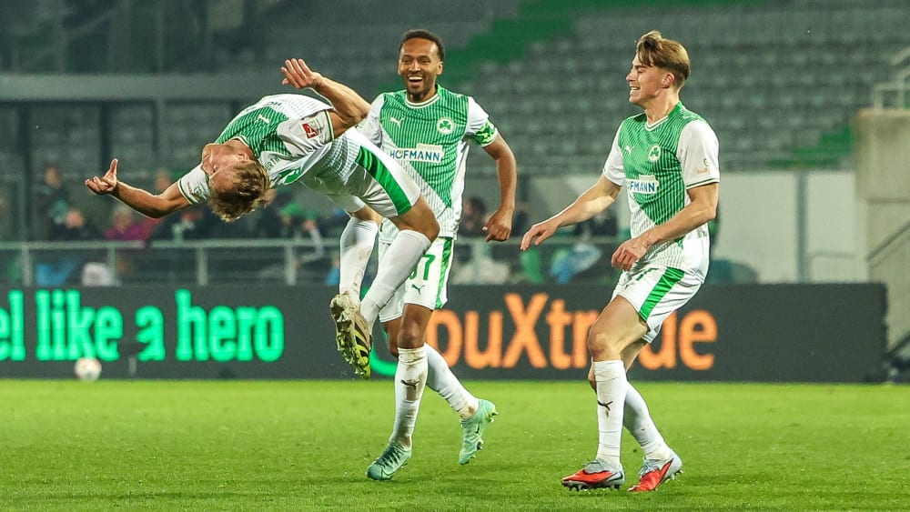 Salto inklusive: Per Traumtor schoss Jannik Dehm die SpVgg Greuther Fürth kurz vor Schluss zum Heimsieg gegen Preußen Münster.