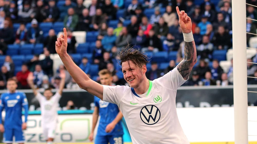 Dreifach erfolgreich: Wolfsburgs Wout Weghorst dreht nach seinem Treffer jubelnd ab.
