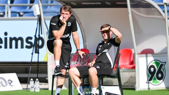 Unzufrieden: 96-Trainer Daniel Stendel (li.).