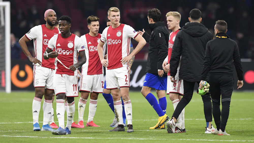 Gro&#223;e Entt&#228;uschung: Die Ajax-Spieler nach dem Aus gegen Getafe. 