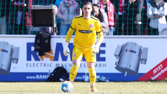 Daniel Mesenhöler hat seinen Vertrag in Halle um ein Jahr verlängert.