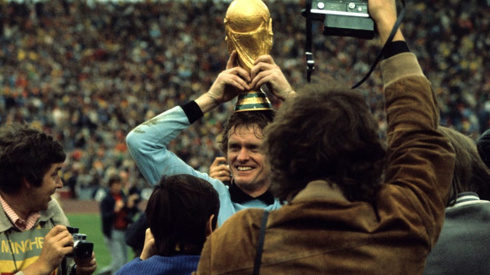 Torwart Sepp Maier setzt sich 1974 den Weltmeisterpokal auf den Kopf.