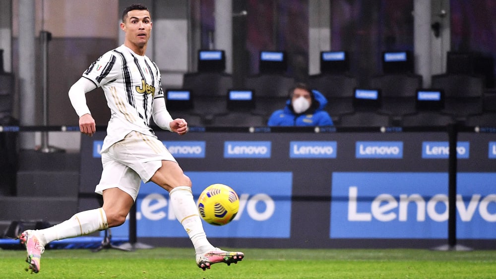 Juves Cristiano Ronaldo erzielt das 2:1-Siegtor bei Inter.