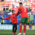 Ein kleiner Fan lief zu Cristiano Ronaldo auf den Platz.