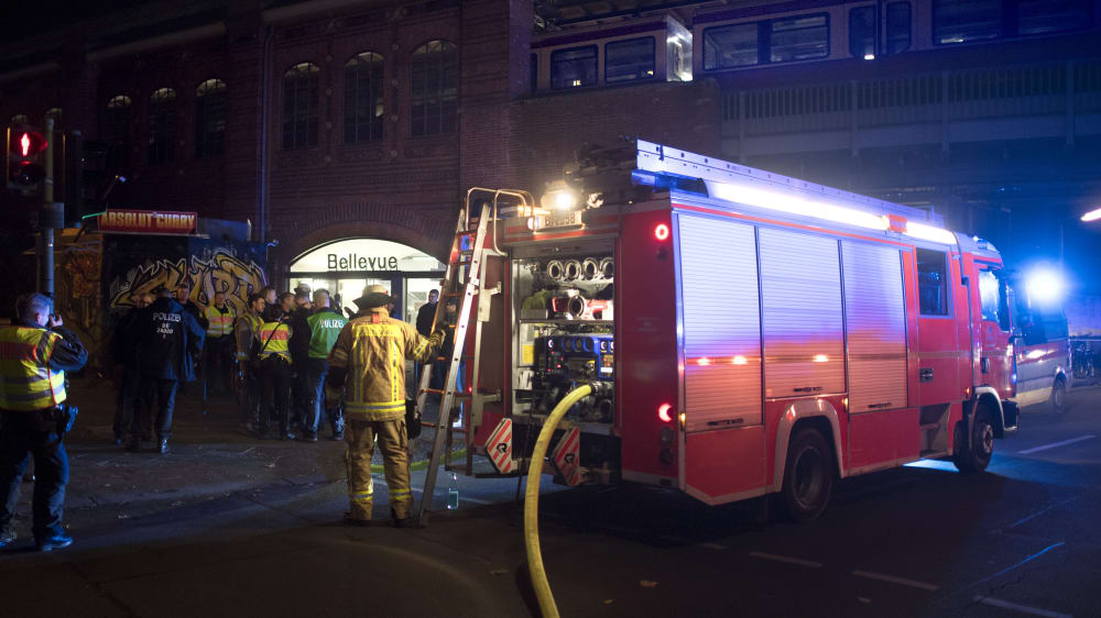 Die Berliner Feuerwehr l&#246;scht einen Sonderzug von Freiburger Fans.