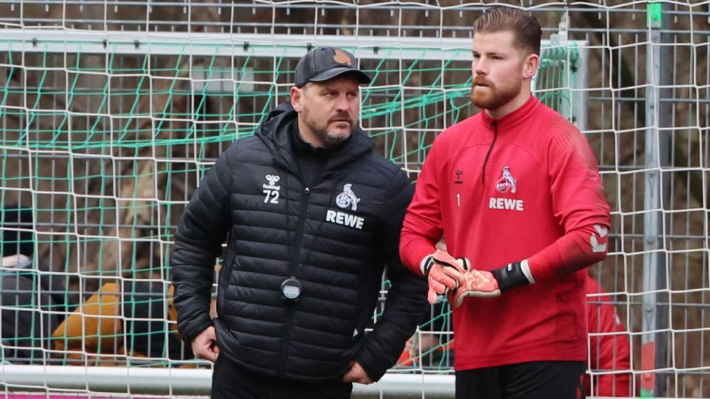 Köln-Trainer Steffen Baumgart (l.) plant bislang nicht damit, Keeper Timo Horn einzusetzen.