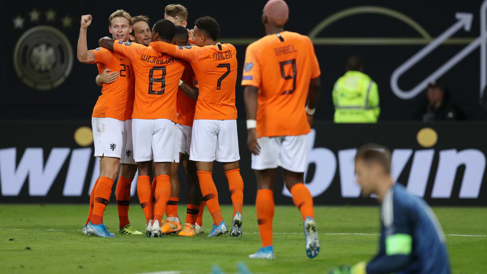 Jubel in Orange und Wei&#223;: Die Niederlande feiern das zwischenzeitliche 1:1 von Frenkie de Jong. 