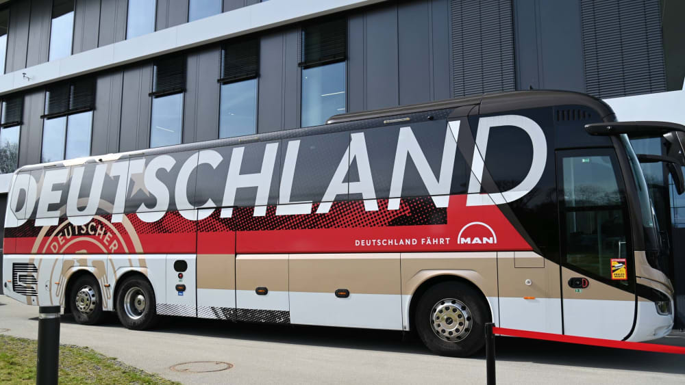 Auf ihn warten noch einige Kilometer: Der Bus der deutschen Nationalmannschaft.