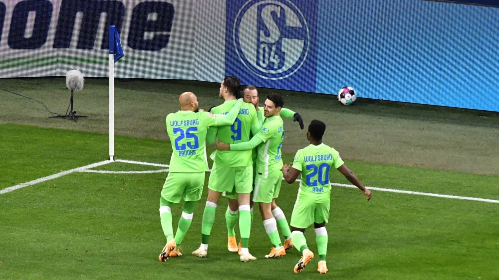 Fr&#252;her F&#252;hrungstreffer: Der VfL Wolfsburg bejubelt das Kopfballtor von Wout Weghorst.