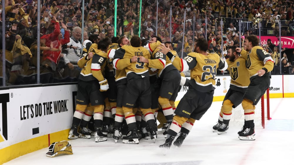 Grenzenloser Jubel: Die Golden-Knights-Spieler freuen sich über den Gewinn des Stanley Cups.