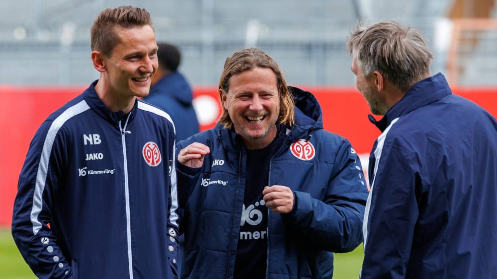 Gute Laune nach zwei Heimsiegen in Folge: Mainz' Trainer Bo Henriksen (Mitte) zusammen mit den beiden Co-Trainern Niko Bungert und Michael Silberbauer.
