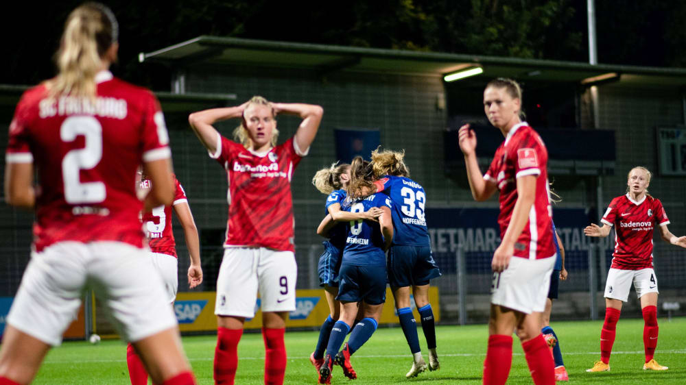 Die Spielerinnen der TSG Hoffenheim haben nach dem Auftaktsieg gegen Freiburg Grund zum Feiern.