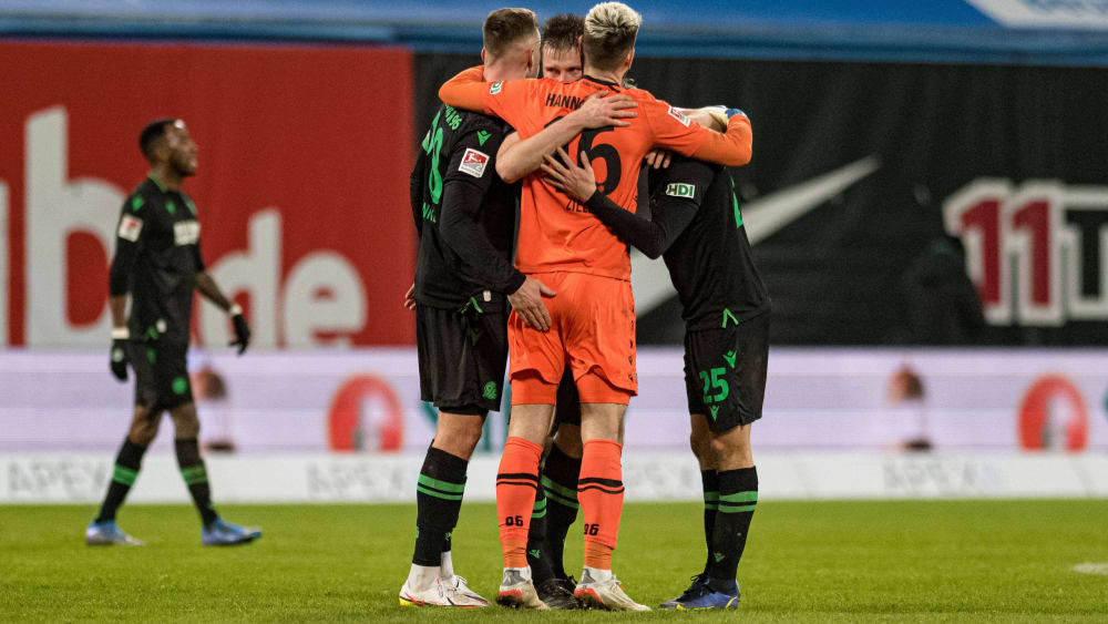 Jubeltraube nach dem knappen 1:0-Sieg: Franke, Börner und Dehm (v.l.) umarmen Keeper Zieler.&nbsp;