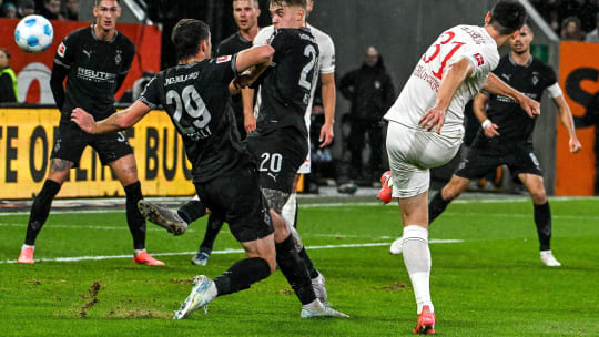 Mit Wucht unter die Latte: Keven Schlotterbeck trifft.
