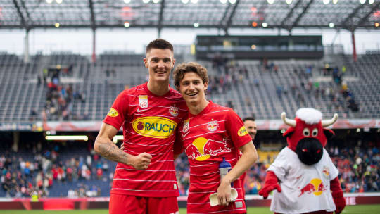 Die Salzburg-Jungstars Benjamin Šeško und Brenden Aaronson empfangen den FC Barcelona.