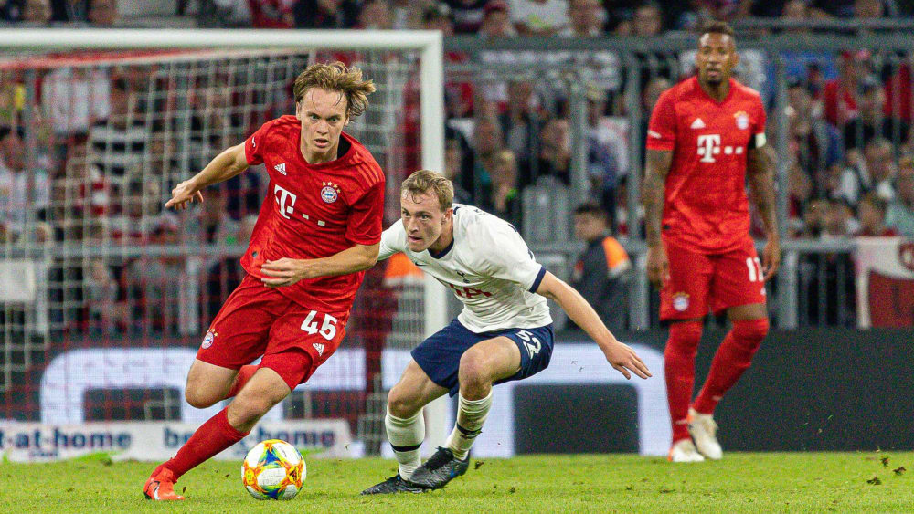 Verl&#228;sst den Bayern-Campus: Ryan Johansson, hier im Spiel der Bayern-Profis gegen Tottenham Hotspur um Oliver Skipp.