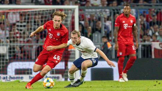 Verlässt den Bayern-Campus: Ryan Johansson, hier im Spiel der Bayern-Profis gegen Tottenham Hotspur um Oliver Skipp.