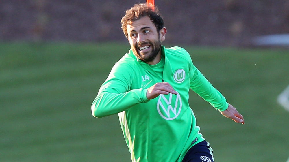 Wolfsburgs Admir Mehmedi k&#228;mpft sich leidenschaftlich ran. 