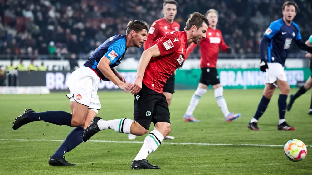 Zweikampf zwischen den Verteidigern Kevin Kraus (1.FC Kaiserslautern) und Julian Börner (Hannover 96).