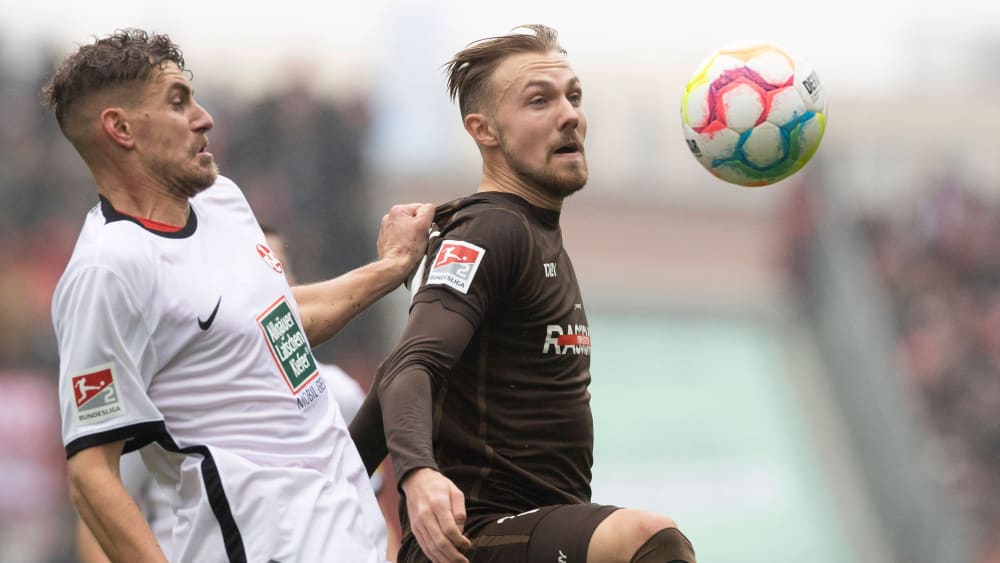 Lukas Daschner (re.) sieht seine Zukunft beim FC St. Pauli.