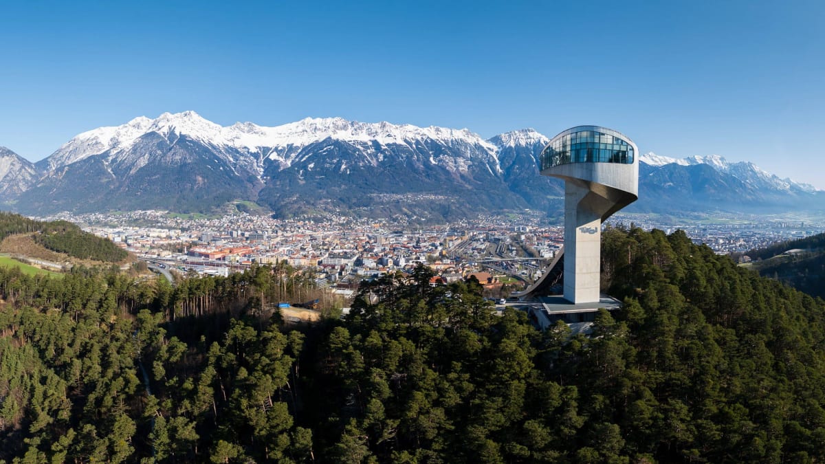 gr-nes-licht-f-r-flutlicht-am-innsbrucker-bergisel