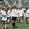 Glückstrunken in Carson, Los Angeles: Torhüterin Silke Rottenberg (Mi.) und ihre Weltmeister-Mannschaft.