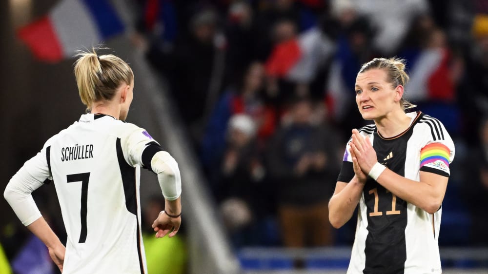Die Doppelspitze blieb ohne Erfolg: Alexandra Popp (re.) und Lea Schüller nach Frankreichs Treffer zum 2:0.