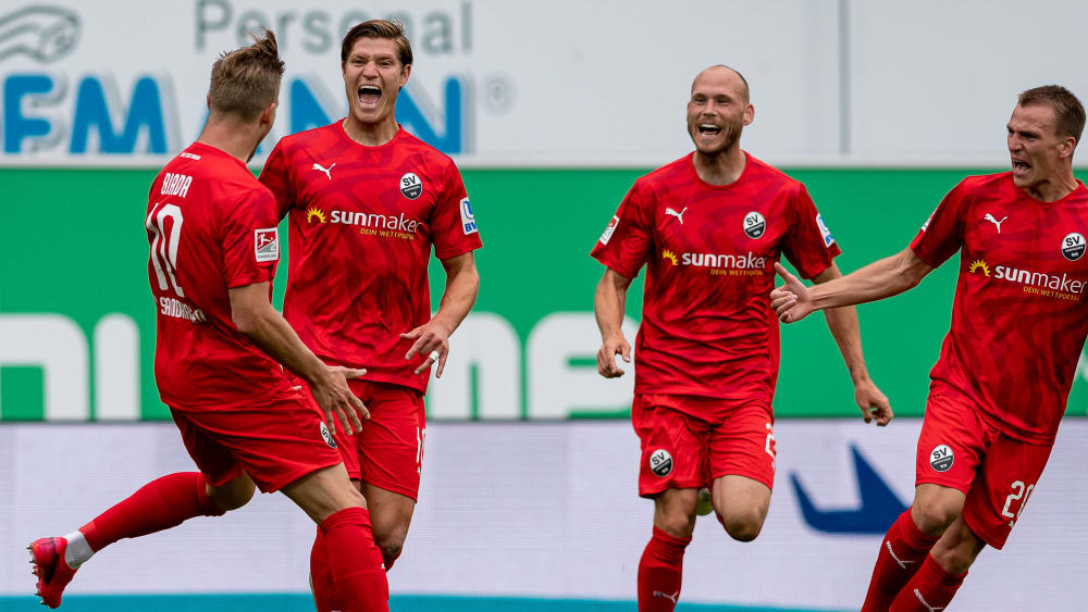 Die Spieler des SV Sandhausen feiern das zwischenzeitliche 2:0 durch Julius Biada (l.) ausgelassen.
