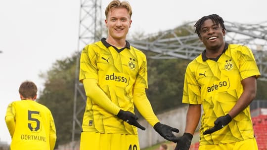 Dortmunds Julian Rijkhoff (li.) und Samuel Bamba feiern.