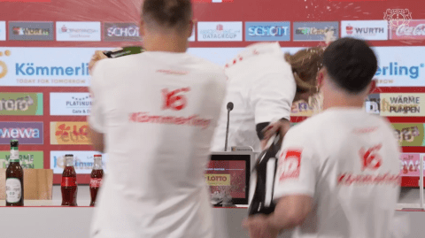 Spieler stürmen die PK