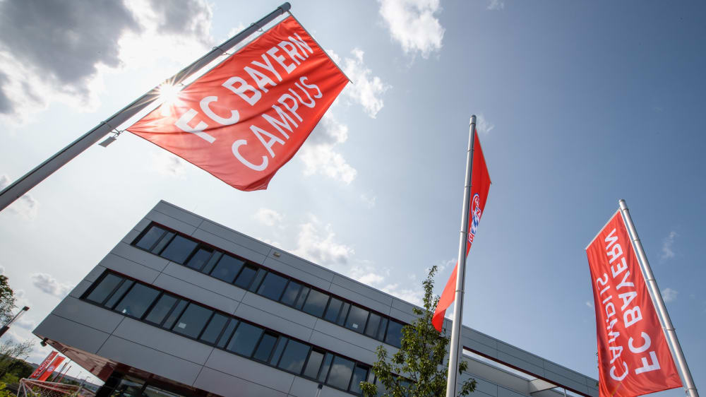 Der FC Bayern soll Mitarbeiter des "FC Bayern Campus" nicht vertragsgerecht entlohnt haben.