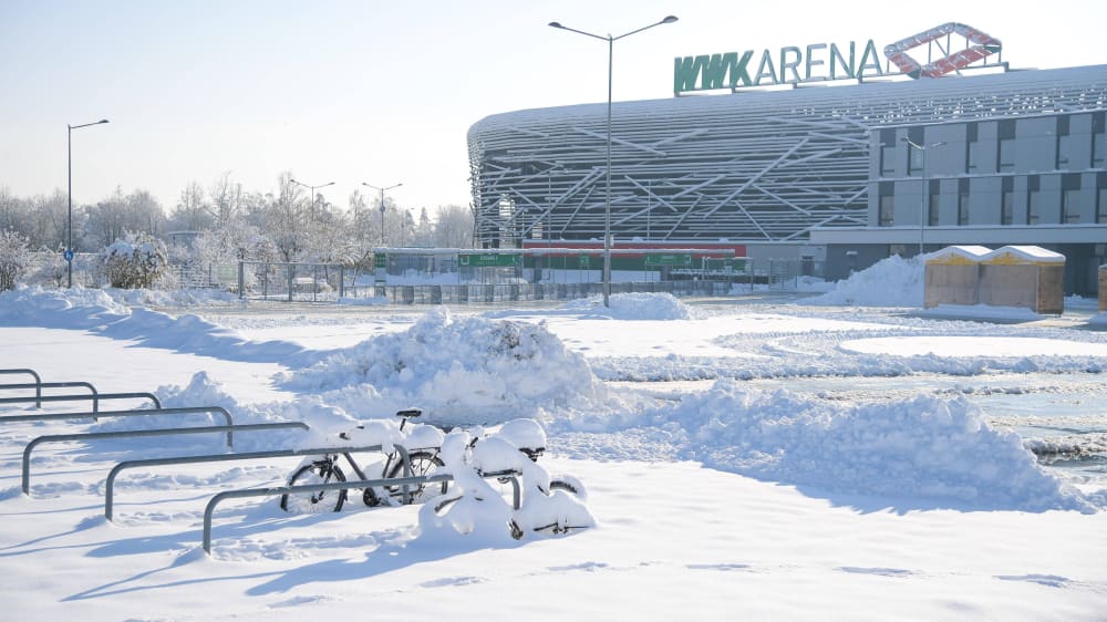 Die tiefverschneite Augsburger Arena am Sonntagmorgen.