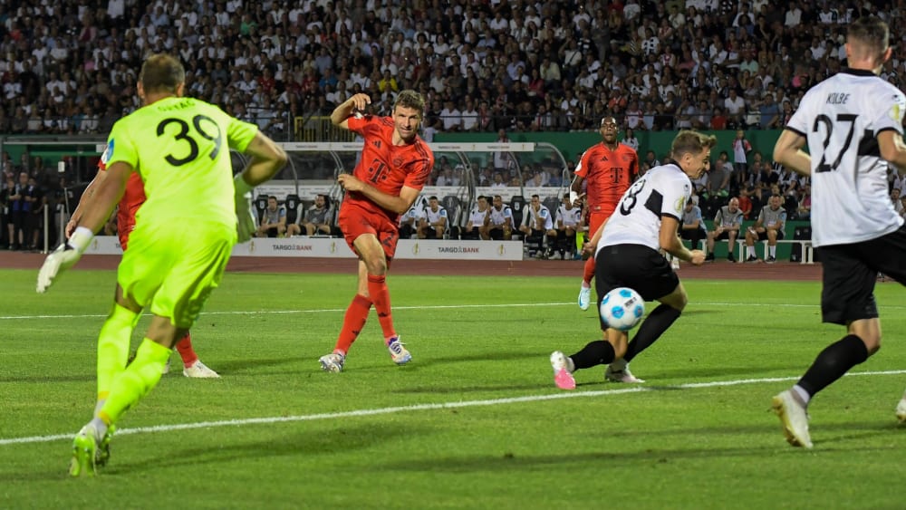 Abgeschlossen: Thomas Müller (2.v.li.) erzielt in Ulm früh das 1:0 für den FC Bayern.
