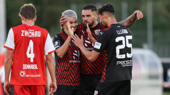 Thomas Rausch, Pascal Testroet und Arian Llugiqi (v.li.) beim Torjubel.