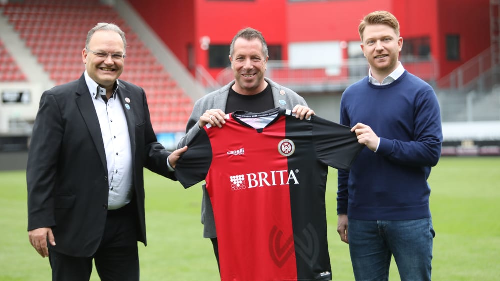 Nico Schäfer (li., Geschäftsführer SV Wehen Wiesbaden) und Paul Fernie (re., Sportlicher Leiter) mit dem neuen Trainer Markus Kauczinski.