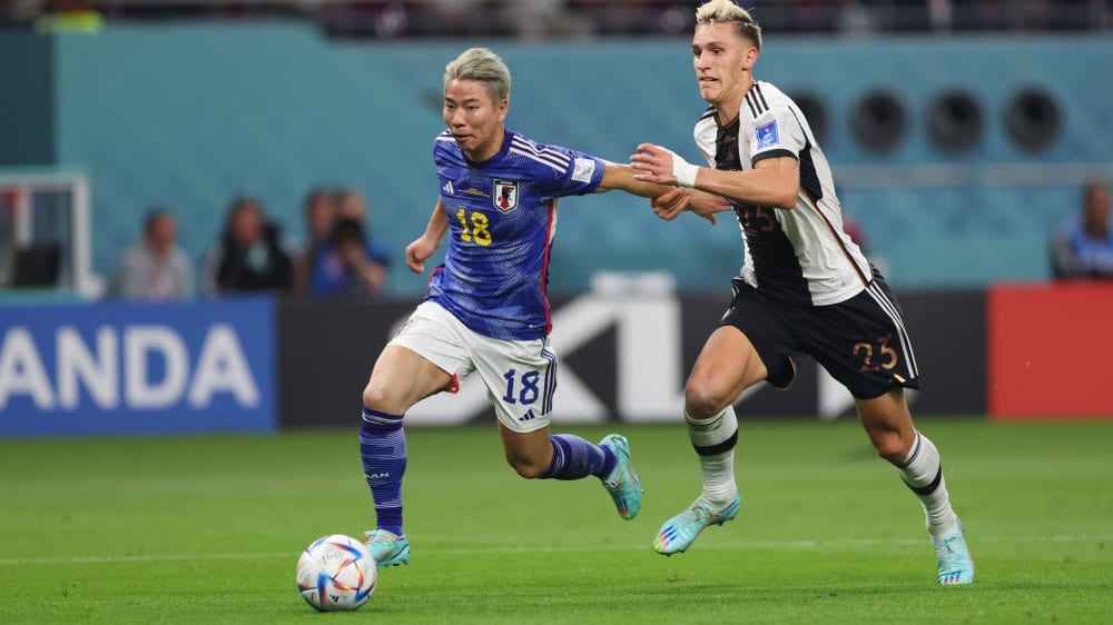 Japans Takuma Asano hängt Nico Schlotterbeck ab und trifft kurz darauf zum 2:1 gegen Deutschland.