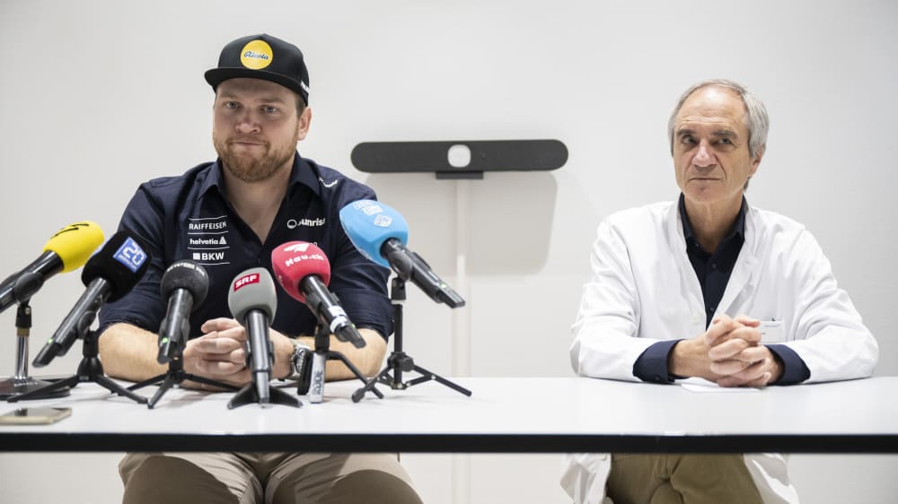Der Schweizer Skirennfahrer Niels Hintermann und Teamarzt Walter O. Frey bei einer Pressekonferenz.
