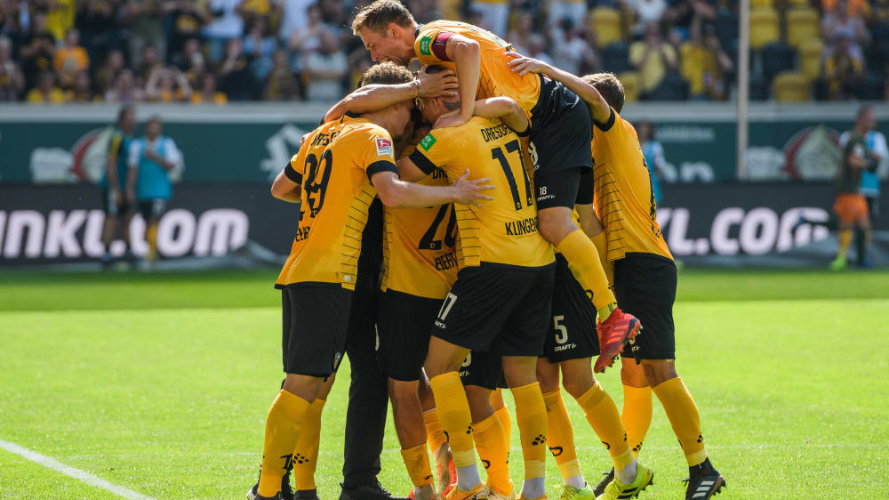 Jubel in gelb: Dresden freut sich &#252;ber den Treffer zum 1:0 - und wenig sp&#228;ter &#252;ber den ersten Saisonsieg.