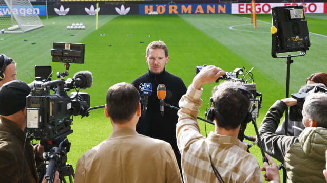 Bundestrainer Julian Nagelsmann vor den Mikrofonen und Kameras.