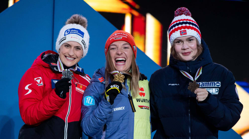 Weltmeisterin: Katharina Althaus (Mitte) strahlt mit der Goldmedaille.